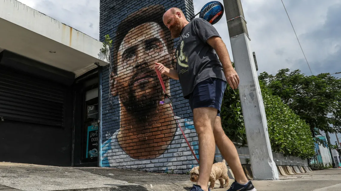 Mural z twarzą Messiego przed restauracją w Miami (Argentyńczyk przechodzi właśnie do miejscowego klubu), 7 czerwca 2023 r. / Fot. Giorgio Vieira / AFP / East News / 