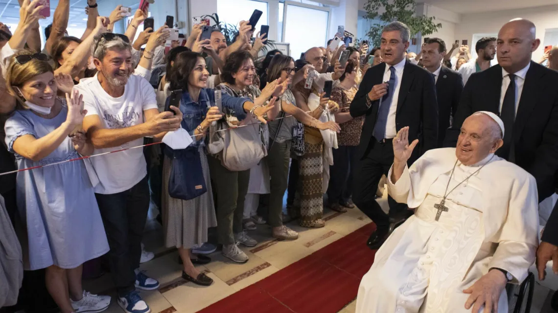 Papież Franciszek opuszcza szpital kliniczny Gemelli po operacji, 16 czerwca 2023 r. / FOT. Backgrid/East News / 