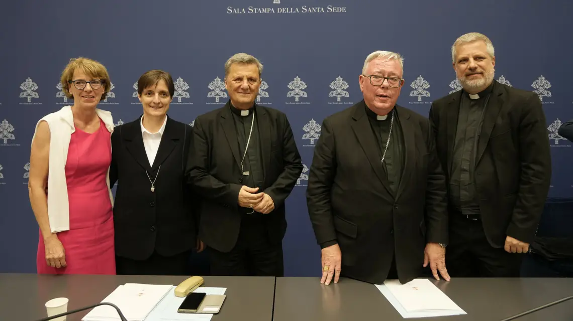 Prezentacja dokumentu roboczego Synod. Od lewej: Helena Jeppesen Spuhler, s. Nadia Coppa, sekretarz generalny Synodu kard. Mario Grech, kard. Jean-Claude Hollerich i o. Giacomo Costa. Watykan, 20 czerwca 2023 r. / FOT. Domenico Stinellis/AP/East News / 
