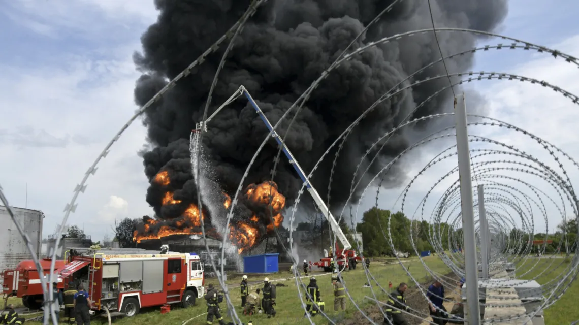 Eksplozja składu paliw w Woroneżu, mieście tymczasowo zajętym przez żołnierzy Grupy Wagnera. 24 czerwca 2023 r. / fot. Andrey Arxipov/Associated Press/East News / 