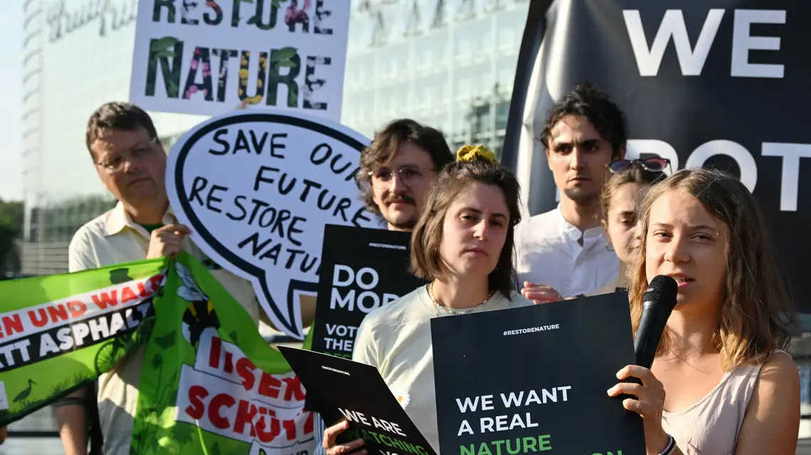 Demonstracja aktywistów na rzecz Nature Restoration Law. Przed Parlamentem Europejskim w Strasburgu przemawia Greta Thunberg. 11 lipca 2023 r. / FOT. FREDERICK FLORIN/AFP/East News / 