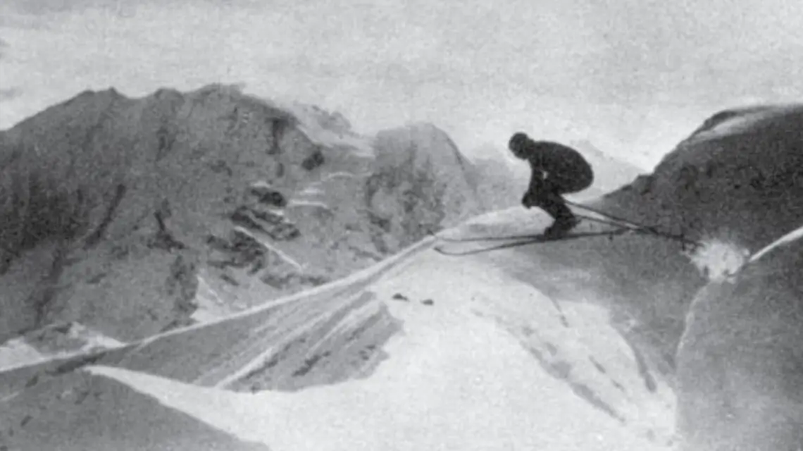 W Chamonix zasłynął jako brawurowy narciarz. Zdjęcia skoków ze śnieżnych nawisów zilustrowały jego przewodnik narciarski "Le ski" / fot. Wojciech Szatkowski / Muzeum Tatrzańskie w Zakopanem / 