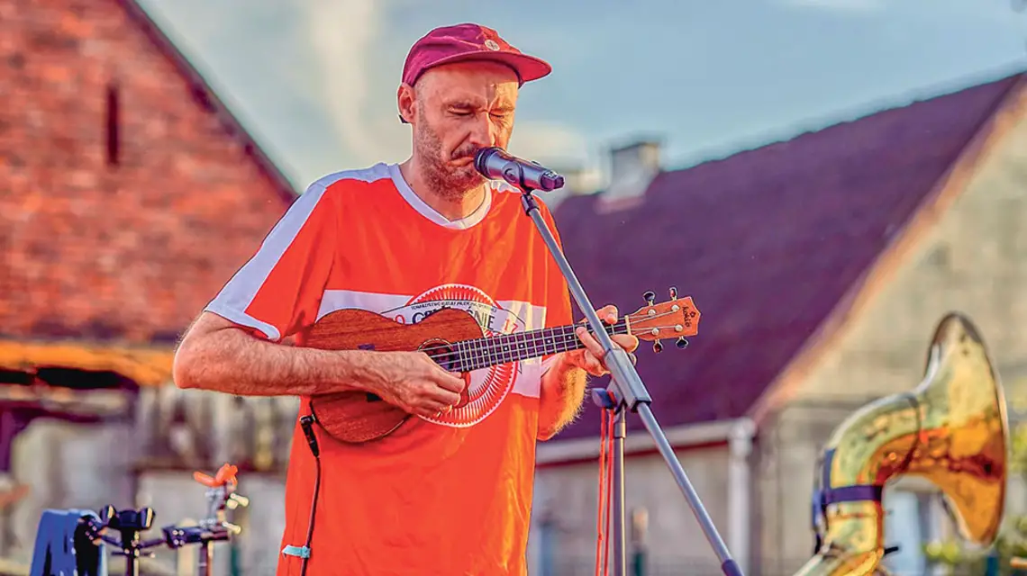 Andrzej Zagajewski podczas koncertu na festiwalu Wieś Pełna Kultury. Nowe Dąbie, 30 lipca 2022 r. / DARIUSZ BAREYA / MATERIAŁY PRASOWE ZESPOŁU