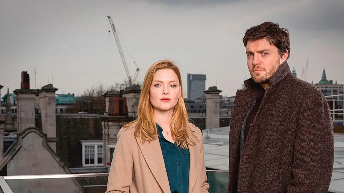 Holliday Grainger i Tom Burke w serialu „Cormoran Strike” / MATERIAŁY PRASOWE
