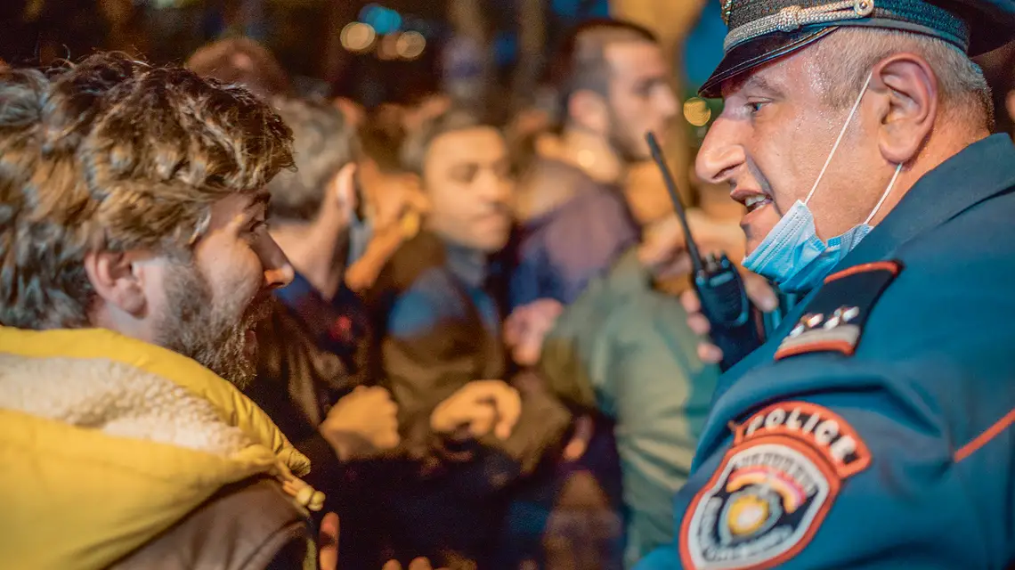 Podczas demonstracji opozycji przed siedzibą Prokuratury Generalnej doszło do starć z policją. Erywań, kwiecień 2021 r. / PAWEŁ PIENIĄŻEK