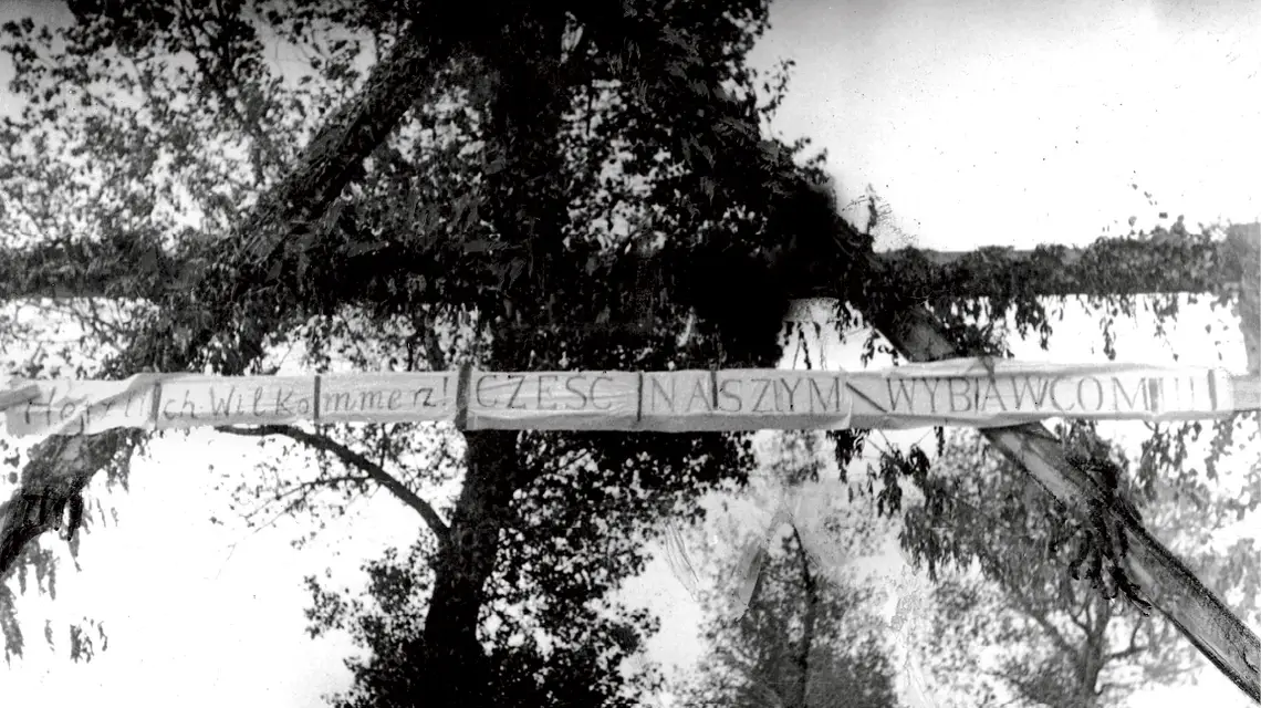 Lipiec 1941 r.: brama powitalna na cześć Wehrmachtu gdzieś na Kresach Wschodnich (miejsce wykonania zdjęcia i okoliczności, w jakich powstała brama, nie są znane) / fot. Narodowe Archiwum Cyfrowe / 