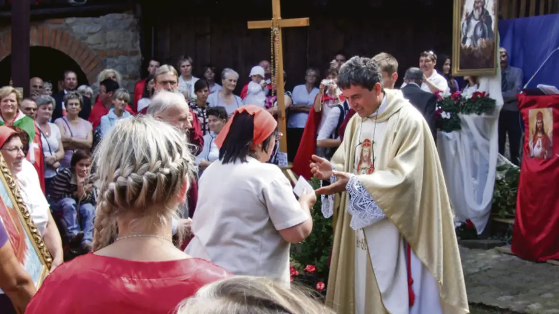 Ks. Piotr Natanek przed ołtarzem polowym. Grzechynia, 7 sierpnia 2011 r. / fot. Tomasz Wiech / 
