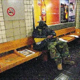 W metrze: jeden z nowojorskich bezdomnych /fot. M. Kaliński / 