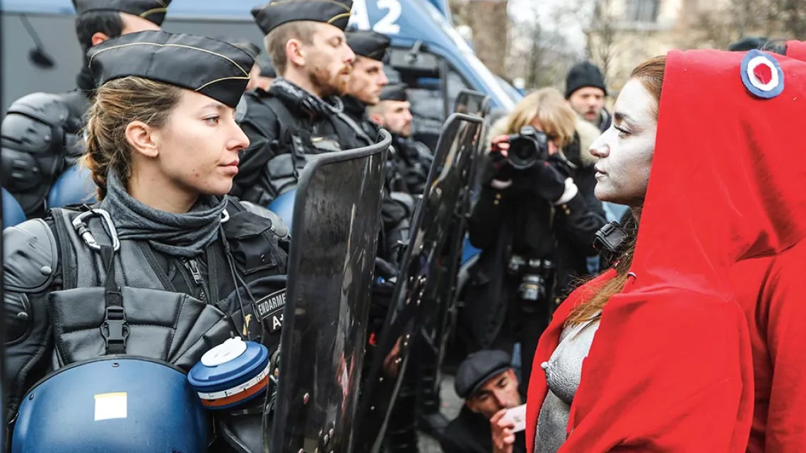 Uczestniczka protestu Żółtych Kamizelek ucharakteryzowana na Mariannę podczas demonstracji na Polach Elizejskich, Paryż, grudzień 2018 r. / VALERY HACHE / AFP / EAST NEWS