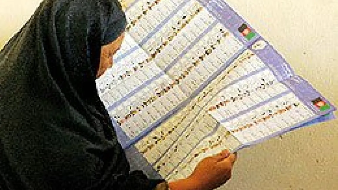 Wrzesień 2005 r.: w wyborach parlamentarnych w Afganistanie uczestniczyły także kobiety /fot. US State Dep. / 