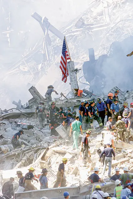 Akcja ratunkowa w gruzach World Trade Center. Nowy Jork, 13 września 2001 r. / BETH A. KEISER / AFP / EAST NEWS