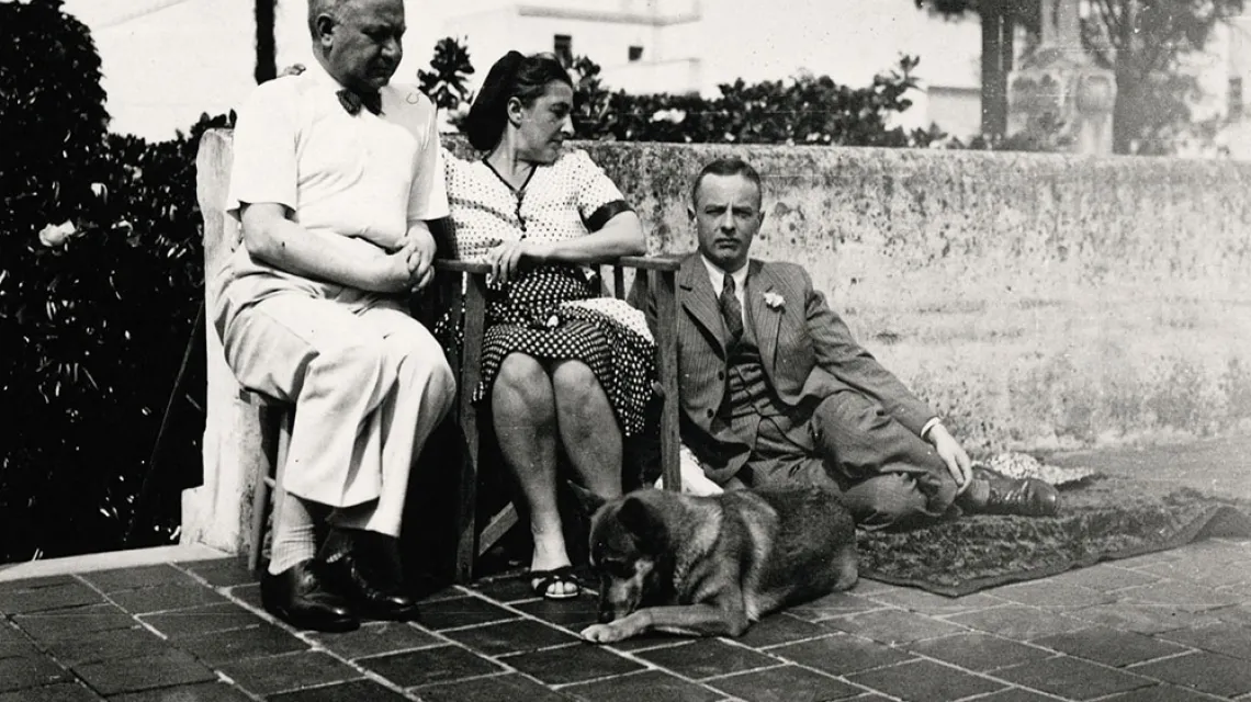 Witold Gombrowicz (na dywaniku) w gościnie u Marcela Marcousa, dyrektora firmy Bunge y Born, zajmującej się handlem zbożem. Buenos Aires, Argentyna, prawdopodobnie 1940 r. / ARCHIWUM INSTYTUTU LITERACKIEGO W PARYŻU