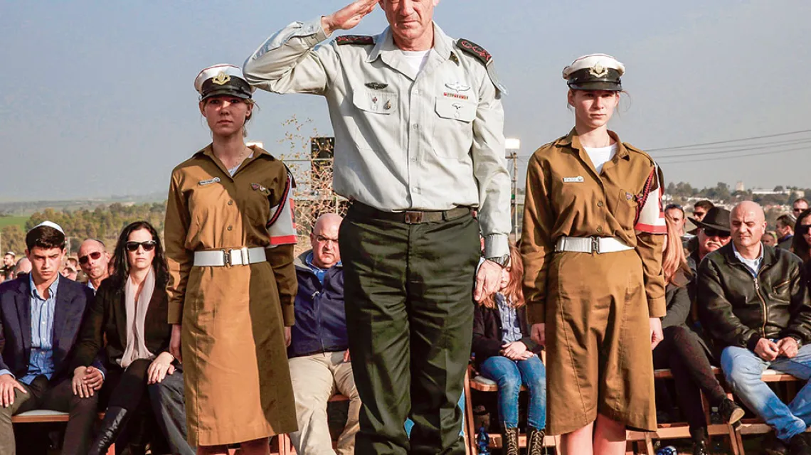 Benny Gantz oddaje honory zmarłemu premierowi Arielowi Szaronowi, styczeń 2014 r. / BAZ RATNER / AFP / EAST NEWS