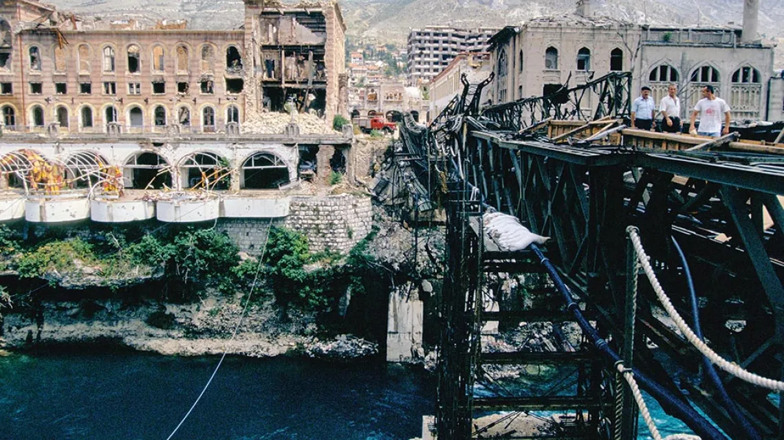 Uszkodzony podczas działań wojennych most w Mostarze, 12 czerwca 1994 r. / ROGER HUTCHINGS / GETTY IMAGES