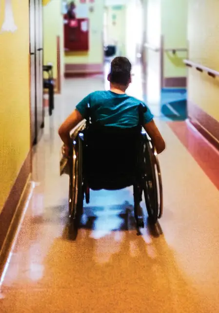 Ostatni dzień pobytu Mateusza w Zakładzie Opiekuńczo-Leczniczym dla Dzieci w Wierzbicach, który był przez lata jego domem. Wraz z osiemnastymi urodzinami procedury nakazują przeniesienie go do obcego miejsca. / DRHOSPICE / INSTAGRAM