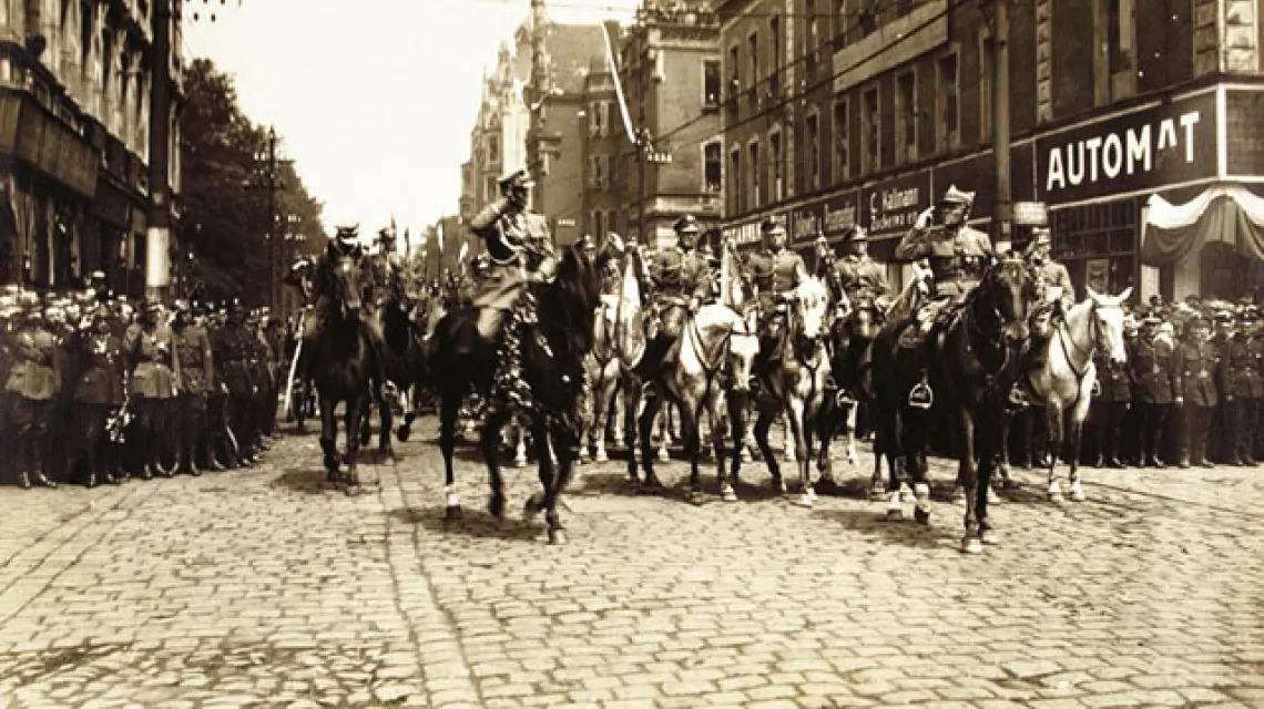 Rok 1922: polskie wojska wkraczają do Katowic, przyznanych już oficjalnie II Rzeczypospolitej. /fot. ze zbiorów Muzeum Śląskiego / 