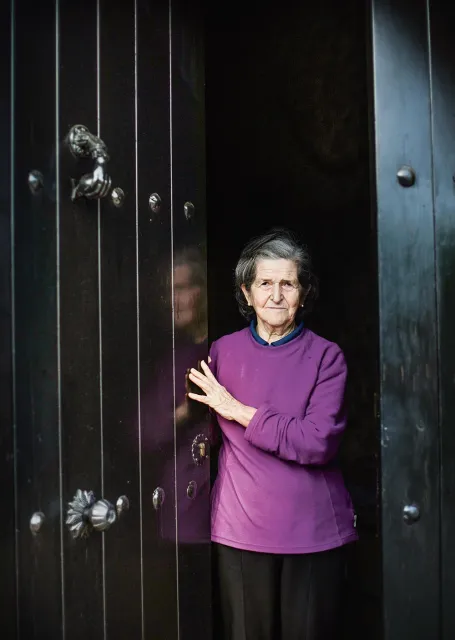 80-letnia emerytka z Santa Eulalia La Mayor (Hiszpania), gdzie w walce z koronawirusem wydano zakaz wychodzenia z domów, marzec 2020 r. / ÁLVARO CALVO / GETTY IMAGES