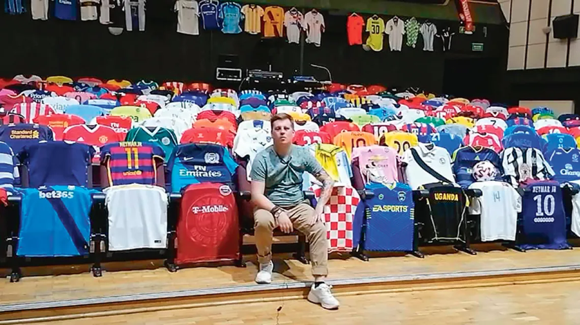 Maciej Nowak i jego kolekcja koszulek piłkarskich, kwiecień 2021 r. / ARCHIWUM PRYWATNE MACIEJA NOWAKA