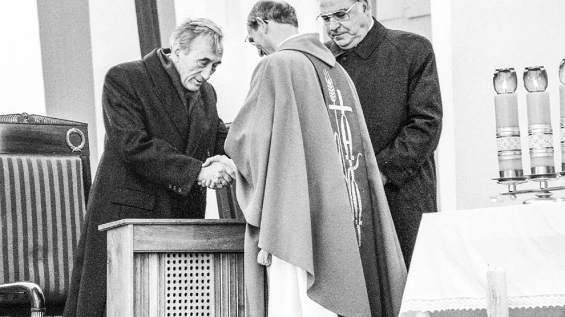 Tadeusz Mazowiecki, biskup Alfons Nossol i Helmut Kohl w Krzyżowej, 12 listopada 1989 r. / ANDRZEJ ŚLUSARCZYK / FUNDACJA „KRZYŻOWA” DLA POROZUMIENIA EUROPEJSKIEGO