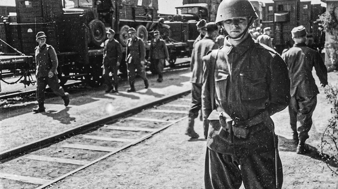 Żołnierz słowacki ochrania transport wojsk niemieckich na terenie Słowacji w sierpniu 1939 r. / ZE ZBIORÓW DAWIDA GOLIKA / ZE ZBIORÓW DAWIDA GOLIKA