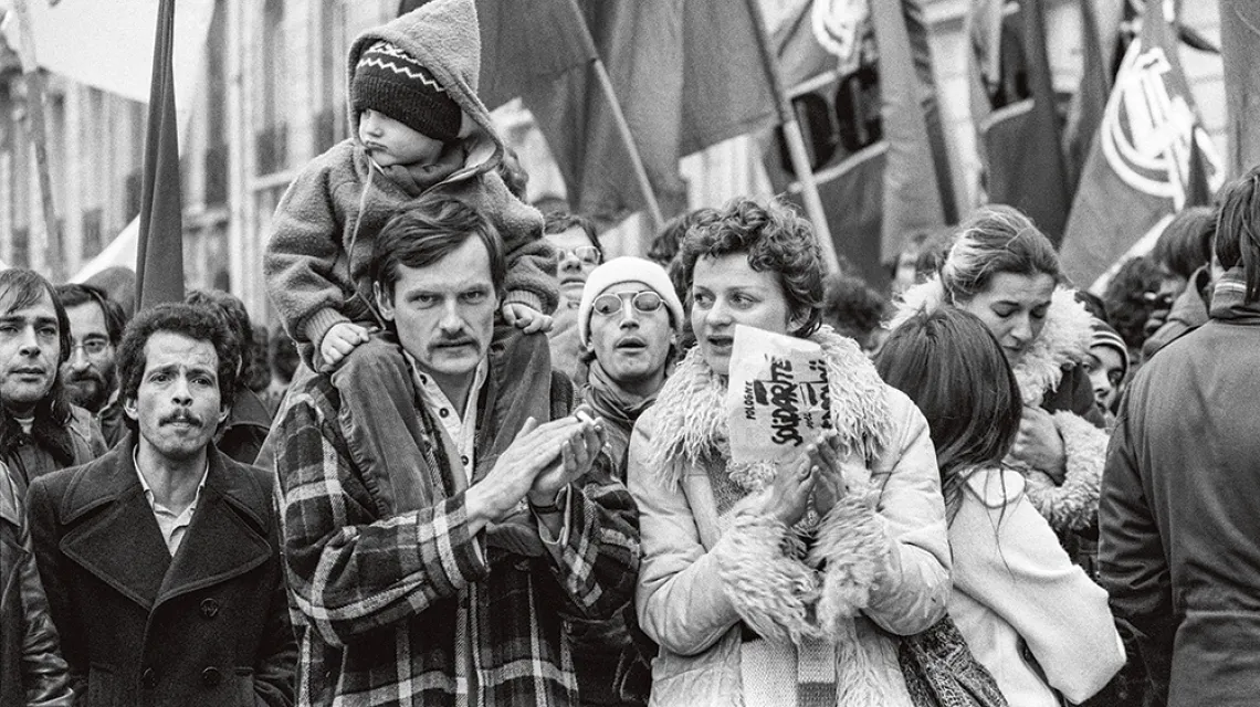Manifestacja przed Ambasadą Polski w Paryżu, 13 grudnia 1981 r. / GABRIEL DUVAL / AFP / East News