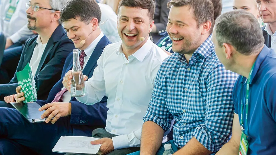 Prezydent Ukrainy Wołodymyr Zełenski (w środku) wśród kandydatów na deputowanych z partii Sługa Narodu. Kijów, 9 czerwca 2019 r. / STR / NURPHOTO / GETTY IMAGES