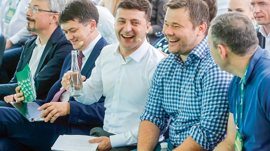 Prezydent Ukrainy Wołodymyr Zełenski (w środku) wśród kandydatów na deputowanych z partii Sługa Narodu. Kijów, 9 czerwca 2019 r. / STR / NURPHOTO / GETTY IMAGES
