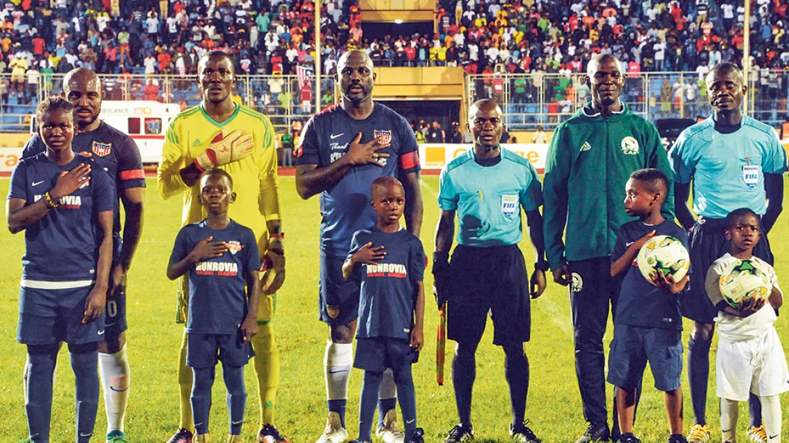 Prezydent i piłkarz George Weah (trzeci od lewej) podczas meczu Liberia-Nigeria na stadionie w Monrovii, 11 września 2018 r. / AFP / EAST NEWS