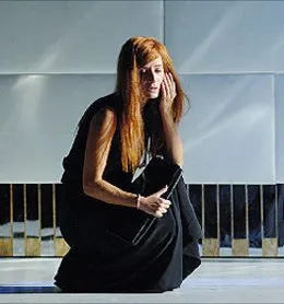 Maja Ostaszewska jako Elvira /fot. S. Okołowicz / 