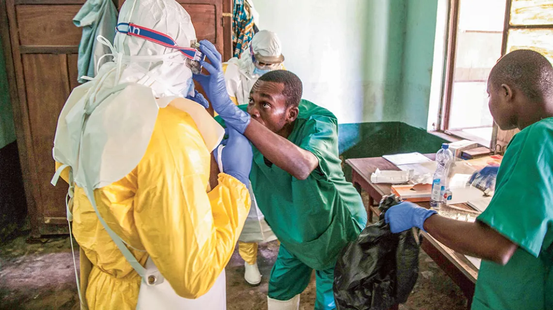 Przed wejściem do sali, w której leżą chorzy na ebolę, Bikoro, Demokratyczna Republika Konga, 13 maja 2018 r. / MARK NAFTALIN / AFP PHOTO / UNICEF / EAST NEWS