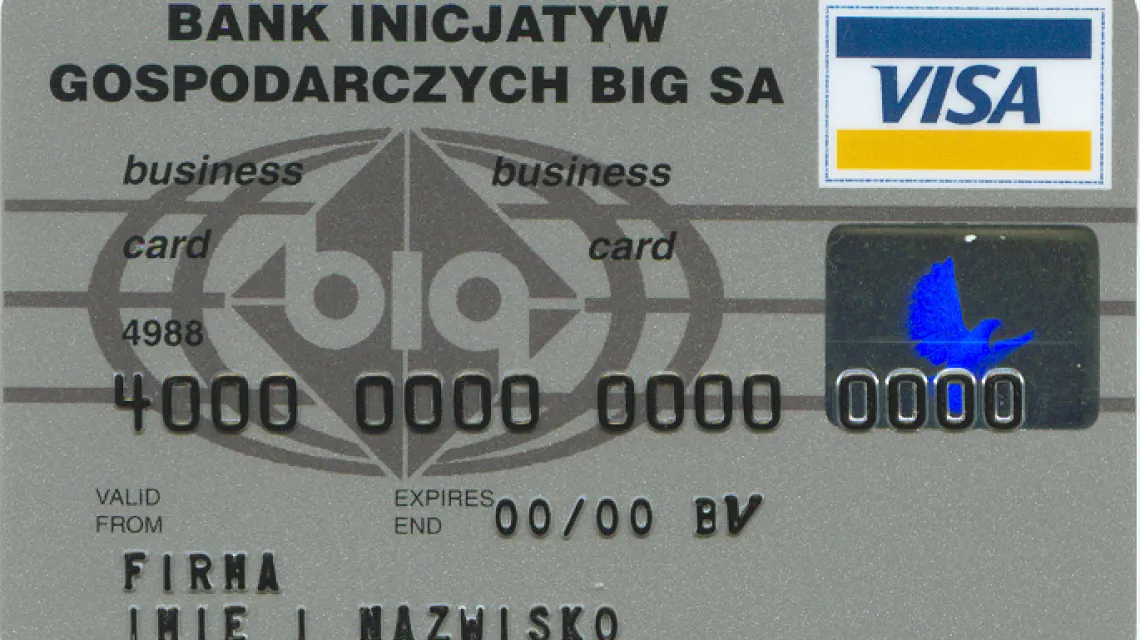 Pierwsza w Polsce karta płatnicza w systemie Visa wydana przez BIG Bank Gdański 25 maja 1991 r. /fot. Bank Millenium / 