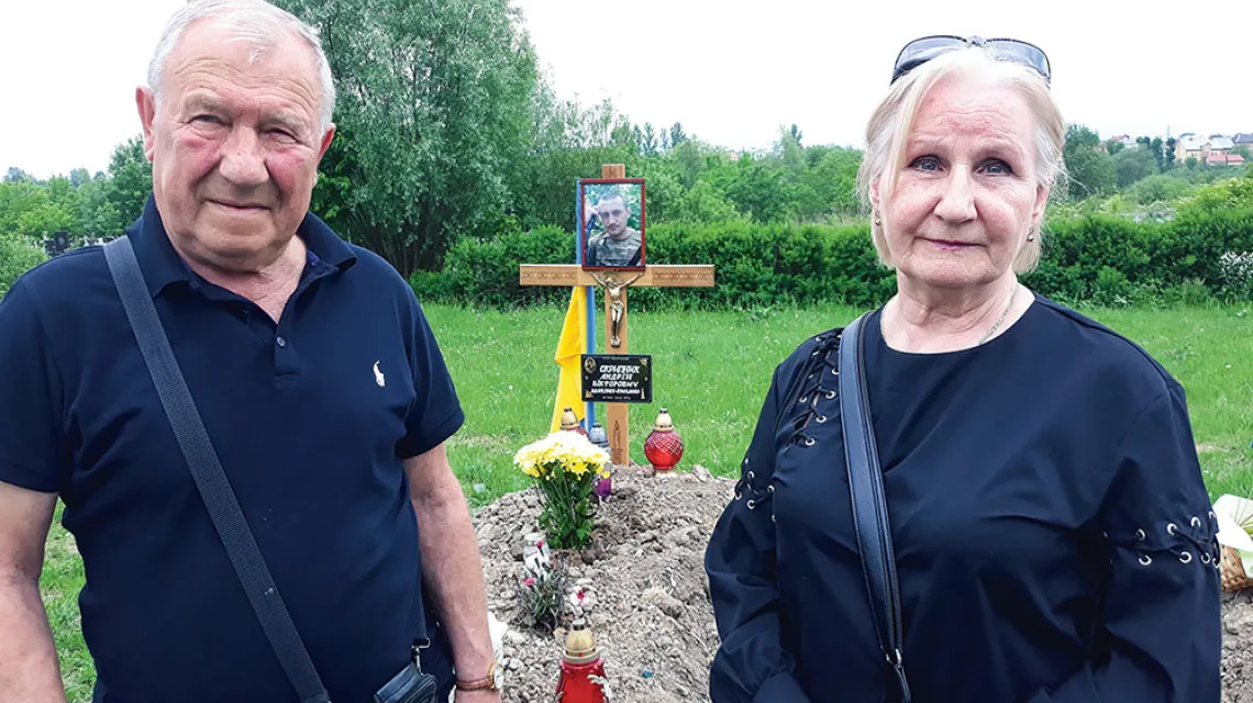 Luba i Wiktor Skrypnikowie przy grobie syna Andrija na Polu Żałoby. Drohobycz, czerwiec 2022 r. / WOJCIECH PIĘCIAK
