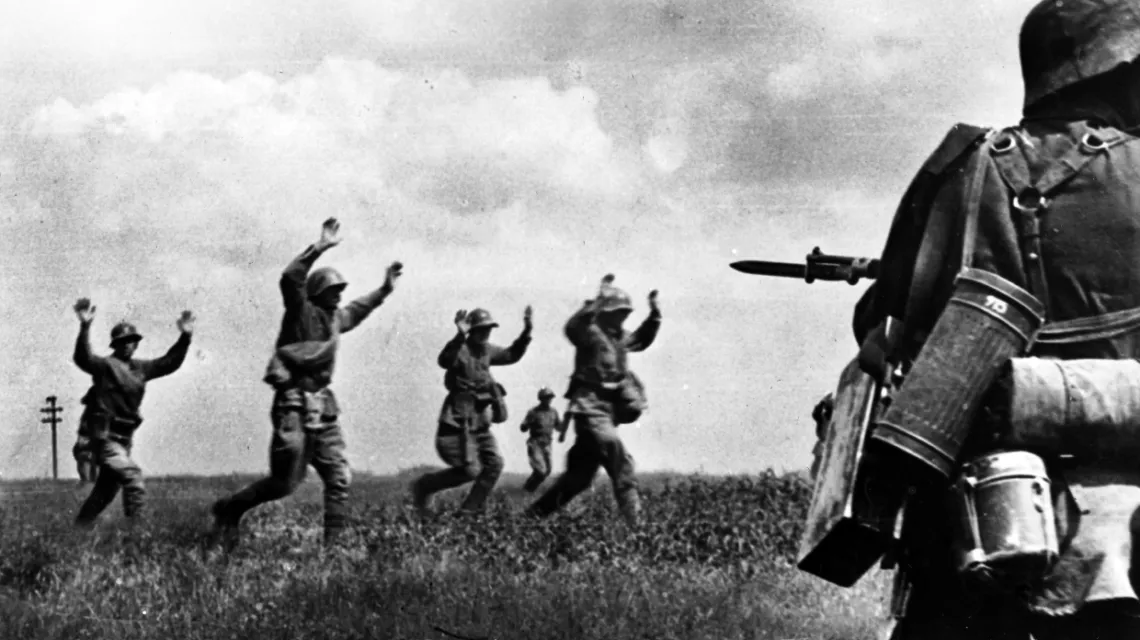 Latem i jesienią 1941 r. kilka milionów żołnierzy Armii Czerwonej poddało się Niemcom. Wrzesień 1941 r. / fot. Berliner Verlag Archiv / DPA / PAP / 
