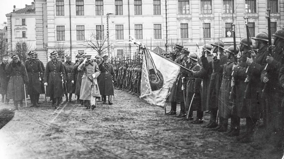 Józef Piłsudski przed frontem polskich oddziałów po zajęciu Wilna, kwiecień 1919 r. / NAC