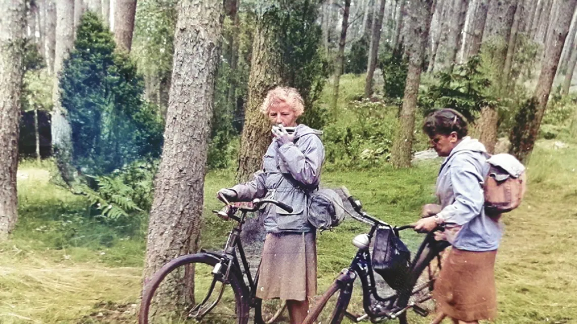 Wanda Błeńska (z lewej) i Janina Bartkiewicz na wycieczce rowerowej, 1961 r. / ARCHIWUM BEATY CHOMICZ