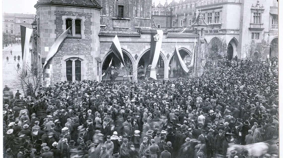 Po zajęciu austriackiego odwachu na Rynku Głównym. Kraków, 31 października 1918 r. / ADAM KARAŚ / MUZEUM HISTORYCZNE MIASTA KRAKOWA