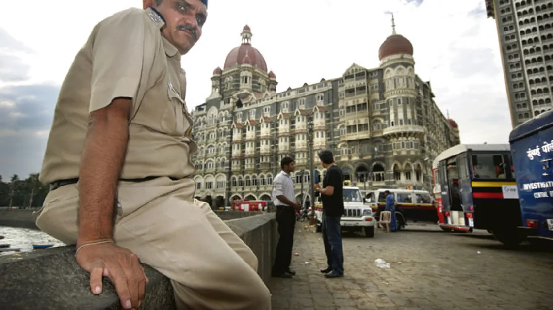 Policjant przed odbitym z rąk terrorystów hotelem Taj Mahal w Bombaju, 28 listopada 2008 r. /fot. Andrzej Meller / 