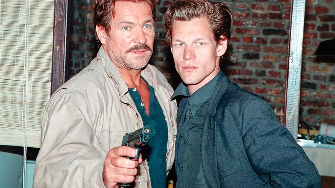 Götz George jako komisarz Horst Schimanski oraz Steffen Wink jako policjant Tobias Schrader w jednym z odcinków serialu telewizyjnego „Tatort". / / PETER BISCHOFF / GETTY IMAGES