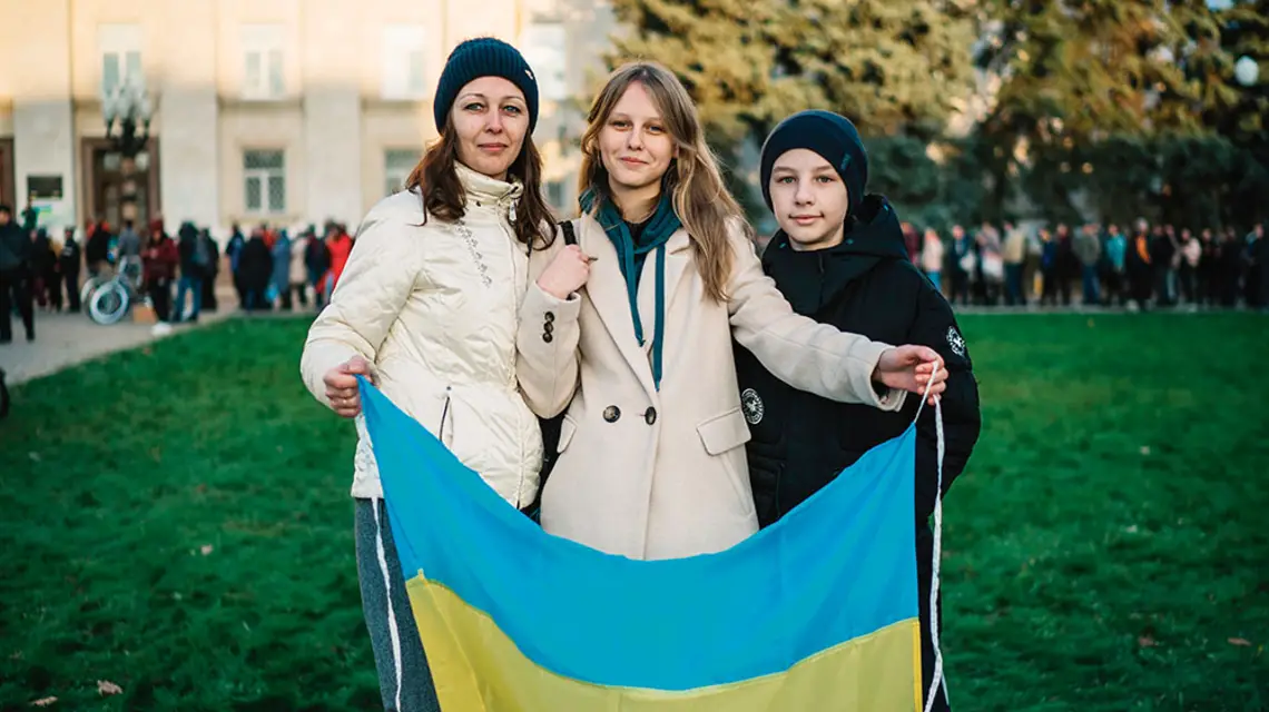 39-letnia Julia, jej 17-letnia córka Karina i 9-letni syn Danyło podczas okupacji ukrywali ukraińską flagę w pudełku po butach. 15 listopada 2022 r. / PAWEŁ PIENIĄŻEK
