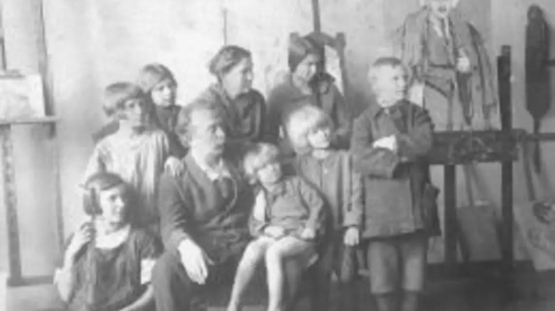 Mieczysław Pszon na kolanach malarza Vlastimila Hofmana, przyjaciela jego ojca / 