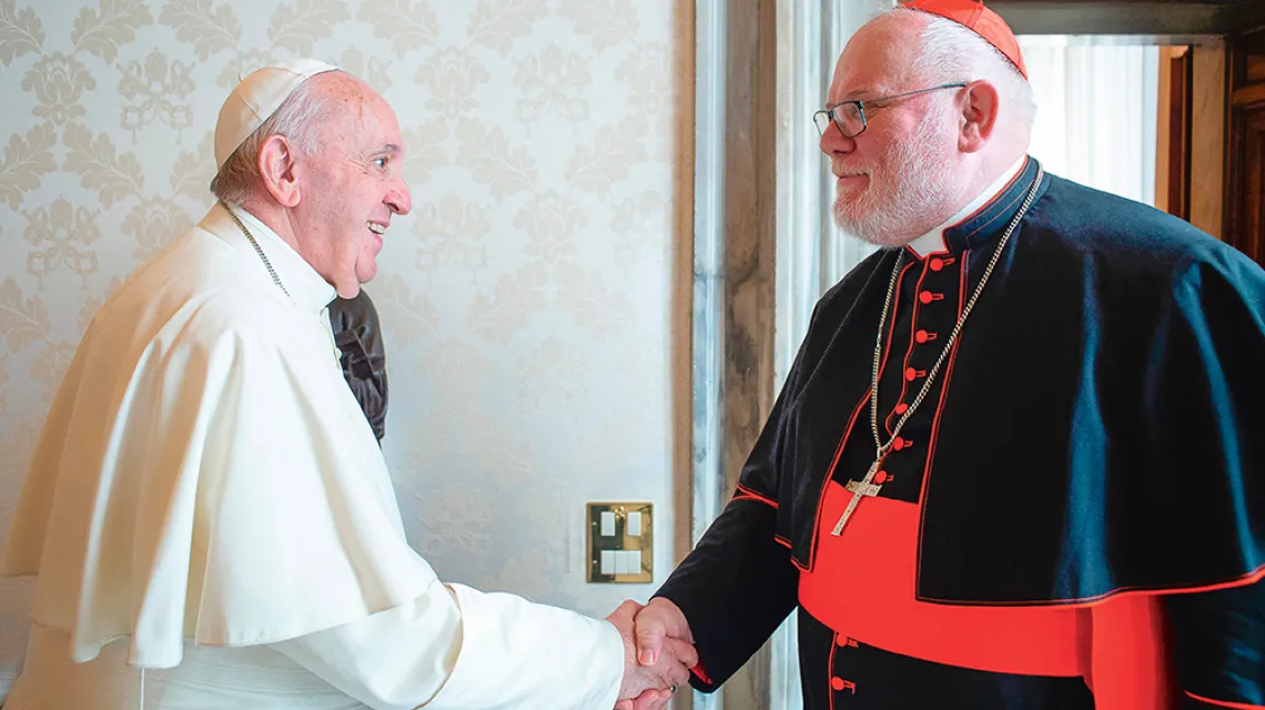 Papież Franciszek i ówczesny przewodniczący Konferencji Episkopatu Niemiec kardynał Reinhard Marx podczas prywatnej audiencji w Watykanie, 3 lutego 2020 r. / HANDOUT / VATICAN MEDIA / AFP / EAST NEWS