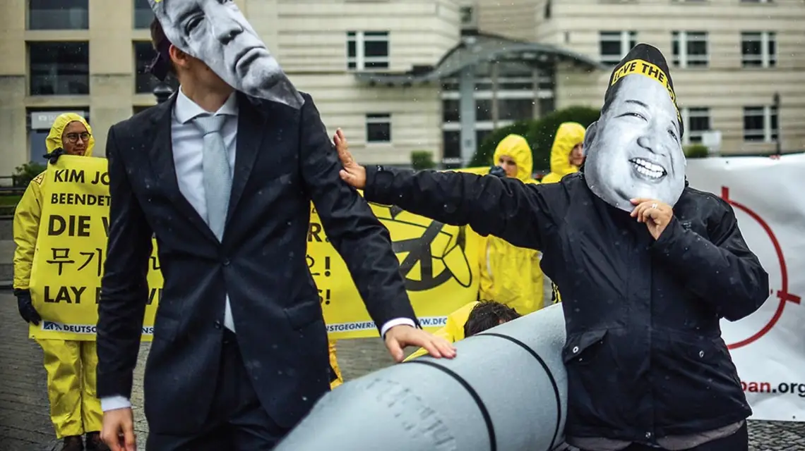 Antyatomowy protest przed ambasadą USA w Berlinie, wrzesień 2017 r. / BRITTA PEDERSEN / DPA / AFP / EAST NEWS