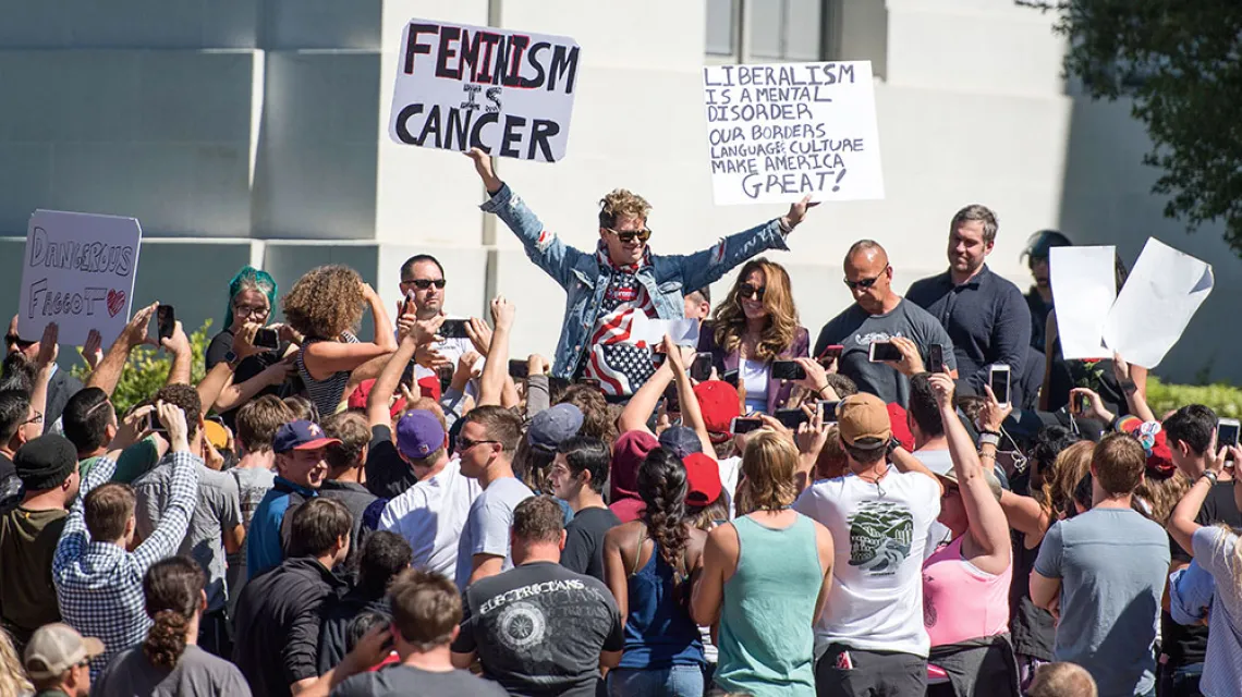 Prawicowy publicysta Milo Yiannopoulos  na protestach wywołanych jego wykładem. Berkeley, USA, 2017 r. / JOSH EDELSON / AFP / EAST NEWS