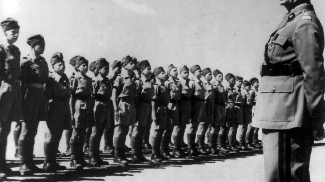 Generał Sikorski wśród najmłodszych żołnierzy II Korpusu w czasie swej osttaniej podróży na Bliski Wschód, czerwiec 1943 r./ Archiwum / 