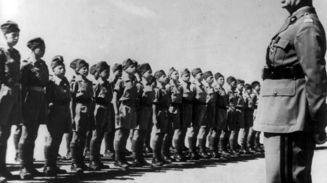 Generał Sikorski wśród najmłodszych żołnierzy II Korpusu w czasie swej osttaniej podróży na Bliski Wschód, czerwiec 1943 r./ Archiwum / 