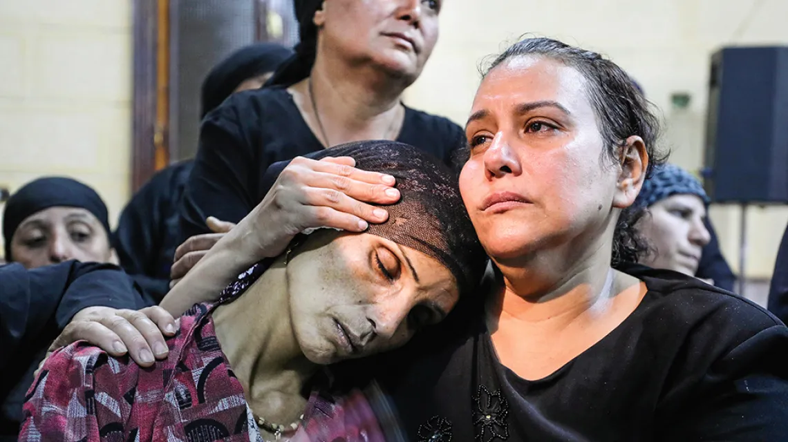Matka jednej z ofiar ataku na koptyjski kościół pw. Świętej Rodziny,  do którego doszło w egipskim mieście Al-Minja w maju 2017 r. / MOHAMED ABD EL GHANY / REUTERS / FORUM