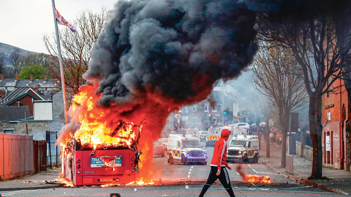 Zamieszki na ulicach Belfastu, 7 kwietnia 2021 r. / JASON CAIRNDUFF / REUTERS / FORUM