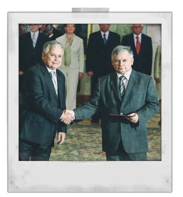 Prezydent Lech Kaczyński nominuje Jarosława Kaczyńskiego na premiera, lipiec 2006: mowa ciała świadczy, że premier jest ważniejszy i w rzeczywistości odbiera hołd od brata-prezydenta. / TOMASZ GZELL / PAP // MONTAŻ „TP”