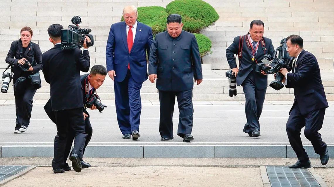 Spotkanie Donalda Trumpa i Kim Dzong Una w strefie zdemilitaryzowanej między Koreą Północną i Koreą Południową, 30 czerwca 2019 r. / DONG-A ILBO / GETTY IMAGES