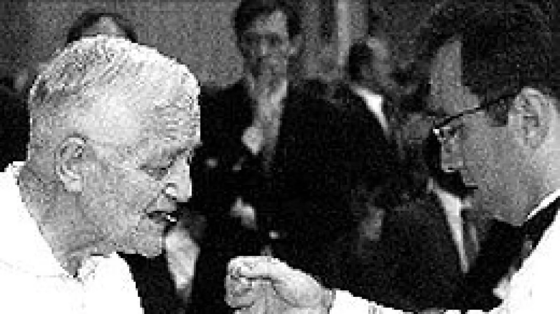 Brat Roger przyjmuje komunię podczas Synodu Biskupów dla Europy, 1999 r. / 